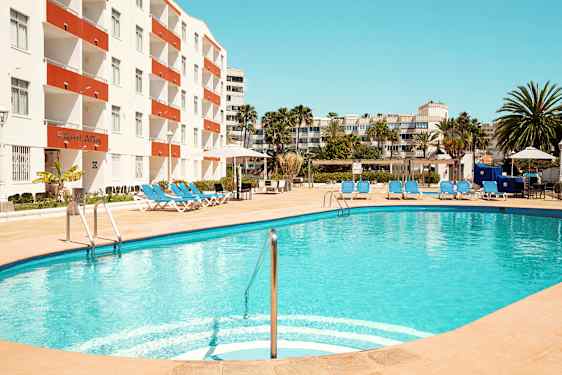 Ulkouima-allas aurinkotuoleilla hotellin vieressä. (Tekoälyn luoma teksti)