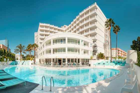 Hotellirakennus, jossa parvekkeita ja ulkouima-allas. (Tekoälyn luoma teksti)