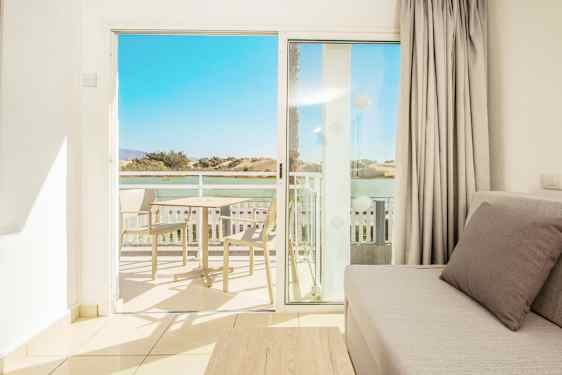 Näköala olohuoneesta parvekkeelle ja maisemaan taustalla. (Tekoälyn luoma teksti)