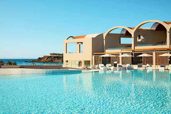 Uima-allas hotellin vieressä, taustalla meri. (Tekoälyn luoma teksti)