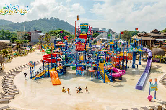 Värikäs vesileikkialue liukumäkien ja altaiden kera. (Tekoälyn luoma teksti)