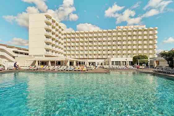 Kuva hotellirakennuksesta, jonka etualalla on uima-allas. (Tekoälyn luoma teksti)