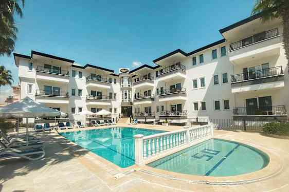 Kerrostalon parvekkeet, jotka avautuvat uima-allasalueelle. (Tekoälyn luoma teksti)