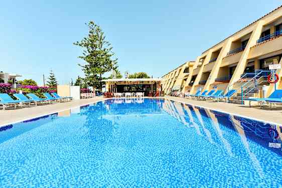 Hotellialue, jossa uima-allas etualalla, aurinkotuoleja molemmilla puolilla ja baari taustalla. (Tekoälyn luoma teksti)