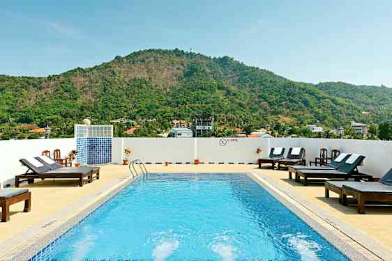 Ulkouima-allas aurinkotuoleilla ja vuoria taustalla. (Tekoälyn luoma teksti)