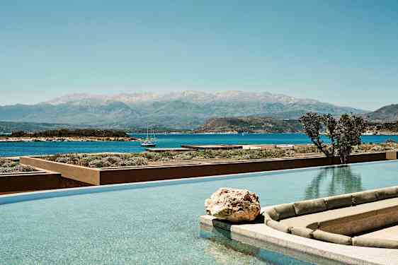 Infinity-allas, josta on näkymä merelle ja taustalla vuoristo. (Tekoälyn luoma teksti)