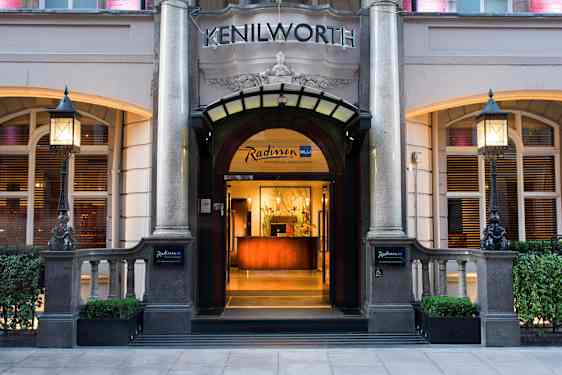 Sisäänkäynti Radisson Blu Edwardian Kenilworth Hotelliin. (Tekoälyn luoma teksti)