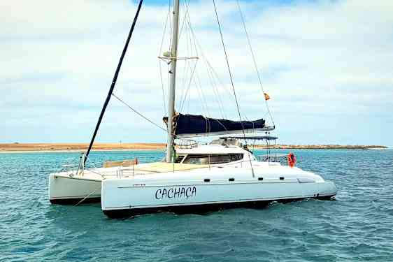 Purjevene veden pinnalla kirkkaan taivaan alla. (Tekoälyn luoma teksti)