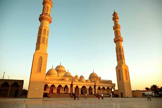 Suuri moskeija, jossa on kaksi korkeaa minareettia ja kupolia. (Tekoälyn luoma teksti)