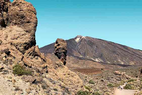 Vuori kallio muodostelmineen etualalla ja polku ihmisineen. (Tekoälyn luoma teksti)
