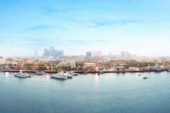 Panoraamakuva kaupungista, jossa on suuri vesiväylä ja useita veneitä sekä rakennuksia taustalla. (Tekoälyn luoma teksti)