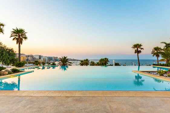 Infinity-allas merinäköalalla, ympärillä palmupuita ja vehreyttä. (Tekoälyn luoma teksti)