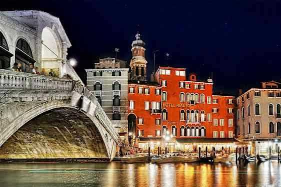 Yönäkymä Rialton sillasta ja läheisistä rakennuksista Grand Canalilla Venetsiassa. (Tekoälyn luoma teksti)