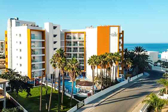 Moderni arkkitehtuuri ja uima-allas, jota ympäröivät palmut. (Tekoälyn luoma teksti)