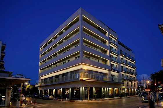 Usean kerroksen hotelli valaistu yöllä. (Tekoälyn luoma teksti)