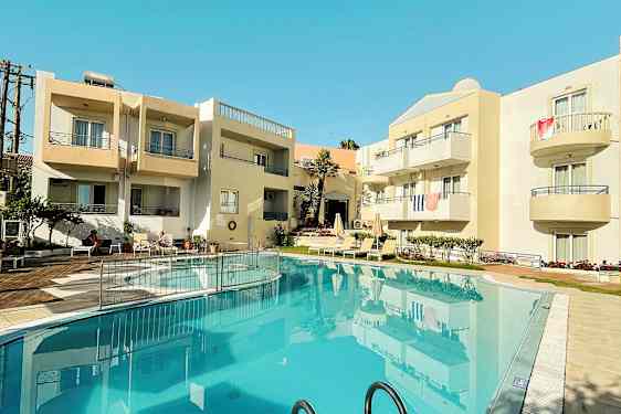 Rakennuksen julkisivu parvekkeineen ja uima-allas etualalla. (Tekoälyn luoma teksti)