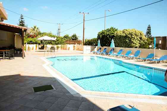 Ulkouima-allas, jonka vieressä aurinkotuoleja ja aurinkovarjoja terassilla. (Tekoälyn luoma teksti)