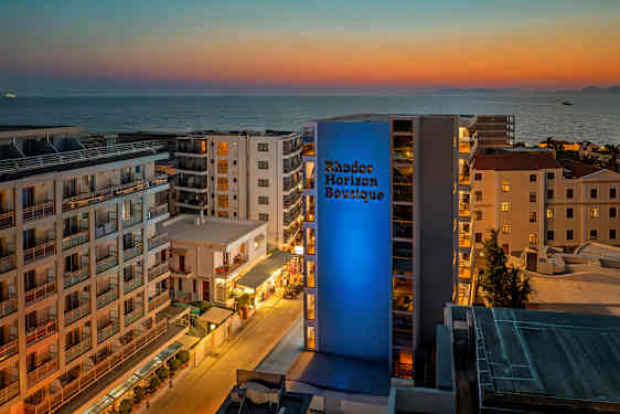 Näkymä hotellijosta taustalla näkyy meri auringonlaskun aikaan. (Tekoälyn luoma teksti)