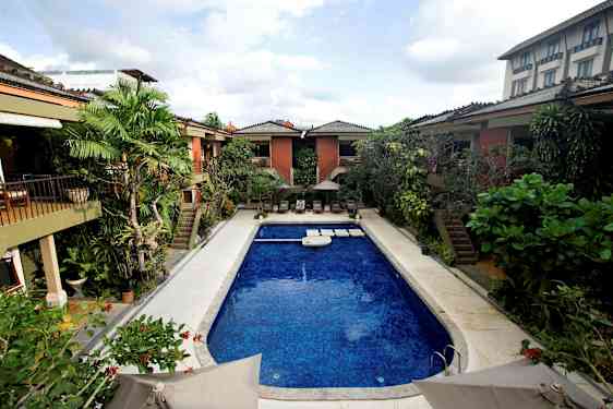 Ulkouima-allas, jota ympäröivät kasvit ja rakennukset. (Tekoälyn luoma teksti)