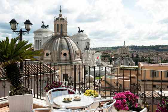 Kuva terassilta, jolta avautuu näkymä Rooman arkkitehtuuriin, mukaan lukien kupolit ja monumentit. (Tekoälyn luoma teksti)