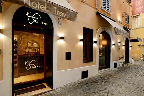 Hotel Trevin ulkopuoli sisäänkäynnillä ja kilvellä. (Tekoälyn luoma teksti)