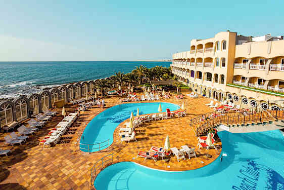 Hotellialue, jossa uima-allas ja merinäköala. (Tekoälyn luoma teksti)