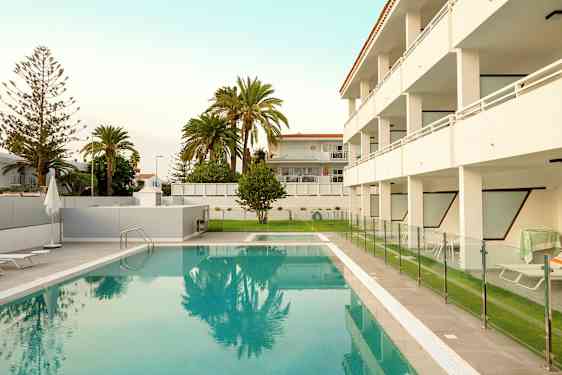 Ulkouima-allas, jonka ympärillä on aita ja taustalla rakennuksia. (Tekoälyn luoma teksti)