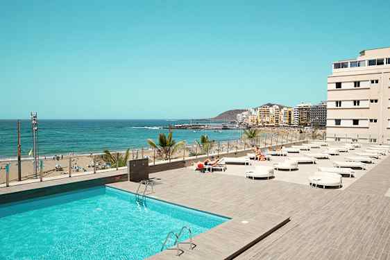 Näkymä altaasta ja rannasta, taustalla meri. (Tekoälyn luoma teksti)