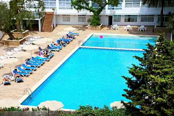 Hotellin uima-allas, aurinkotuoleja, varjoja ja ihmisiä nauttimassa auringosta. (Tekoälyn luoma teksti)