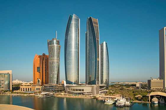 Pilvenpiirtäjiä modernilla arkkitehtuurilla meren äärellä. (Tekoälyn luoma teksti)