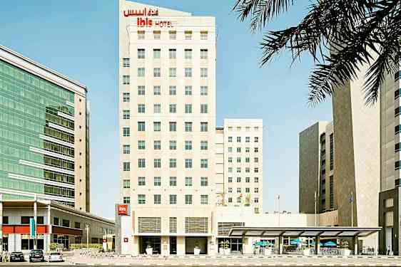 Moderni hotellirakennus kaupunkiympäristössä, jota ympäröivät muut rakennukset. (Tekoälyn luoma teksti)