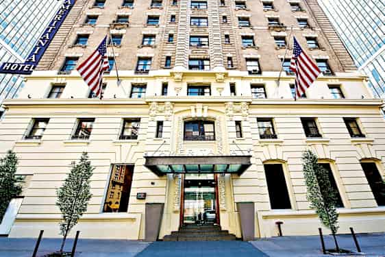 Rakennus, jossa on koristeltu sisäänkäynti ja Yhdysvaltain liput oven edessä. (Tekoälyn luoma teksti)