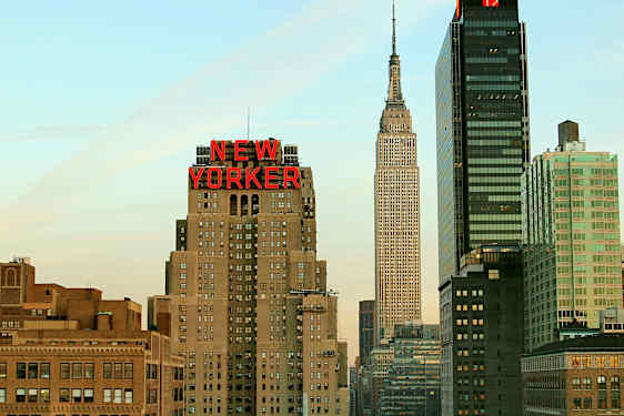 Kuva kaupungin siluetista, jossa on "New Yorker" -merkinnällä varustettu rakennus ja ympäröivät pilvenpiirtäjät. (Tekoälyn luoma teksti)