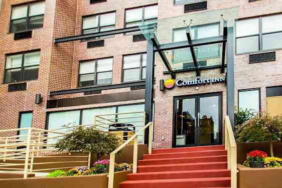 Rakennuksen sisäänkäynti, jonka yläpuolella lukee "Comfort Inn". (Tekoälyn luoma teksti)