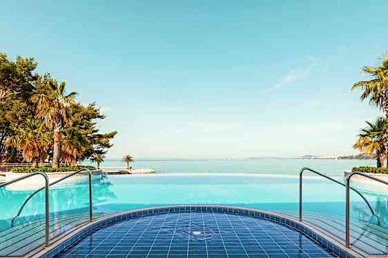 Uima-allas, merinäköala ja ympäröivä palmut. (Tekoälyn luoma teksti)