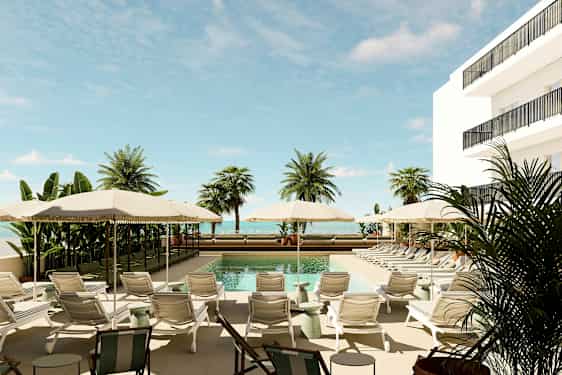 Hotellin uima-allas aurinkotuoleilla ja aurinkovarjoilla, ympäröity palmuilla. (Tekoälyn luoma teksti)