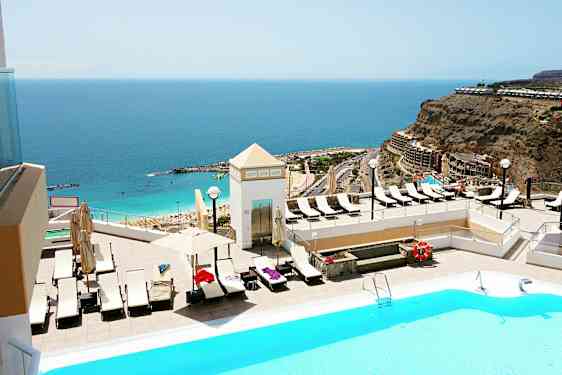 Uima-allasalue, josta on näkymä merelle ja rannalle. (Tekoälyn luoma teksti)