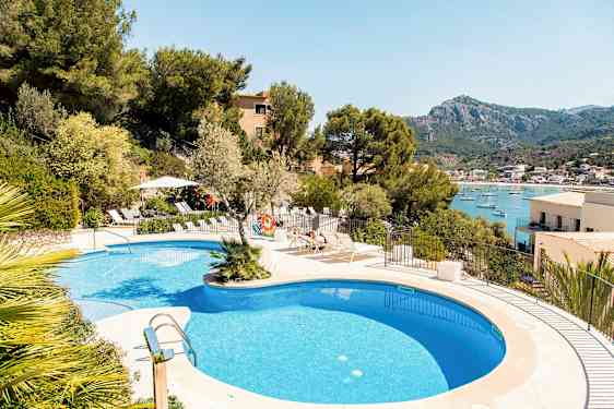 Ulkouima-allas, josta on näkymä merenlahdelle ja vuorille taustalla. (Tekoälyn luoma teksti)