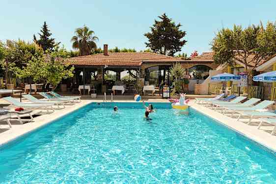 Ulkouima-allas, jossa loma-asunnolla uivia ihmisiä. (Tekoälyn luoma teksti)