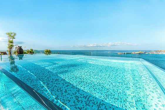 Infiniittiallas, josta on näkymä merelle ja siniselle taivaalle. (Tekoälyn luoma teksti)