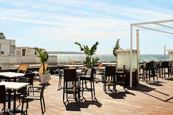 Terassi ulkokalusteilla ja merinäköalalla. (Tekoälyn luoma teksti)