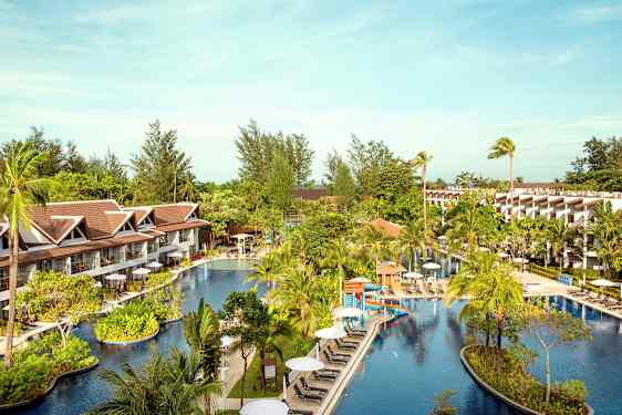 Hotellialue, jolla on suuri uima-allas palmujen ja rakennusten ympäröimänä. (Tekoälyn luoma teksti)