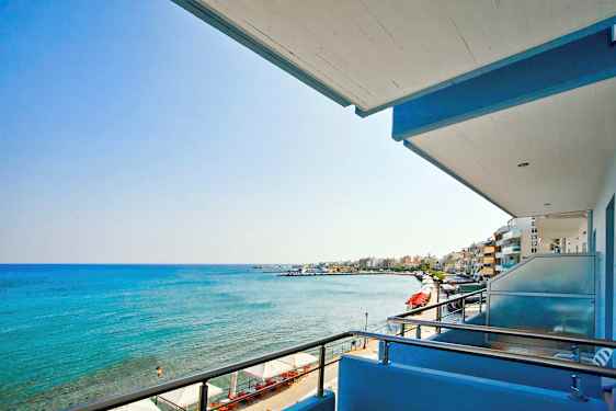 Näkymä parvekkeelta merelle ja rantakadulle. (Tekoälyn luoma teksti)