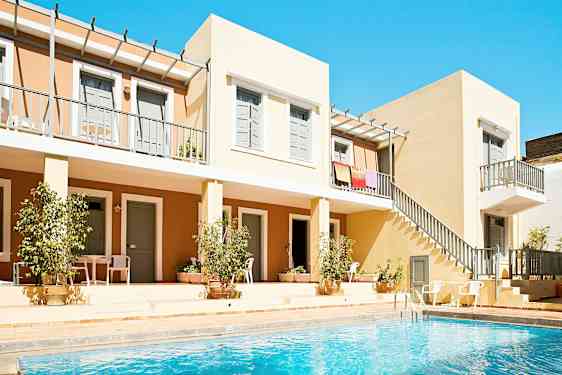 Kuva rakennuksesta, jossa on huoneistoparvekkeet ja uima-allas etualalla. (Tekoälyn luoma teksti)