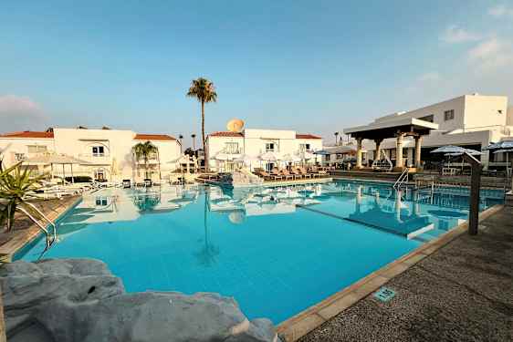 Ulkouima-allas valkoisten, punakattoisten rakennusten edessä. (Tekoälyn luoma teksti)