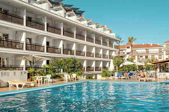 Hotellirakennus uima-altaan vieressä. (Tekoälyn luoma teksti)