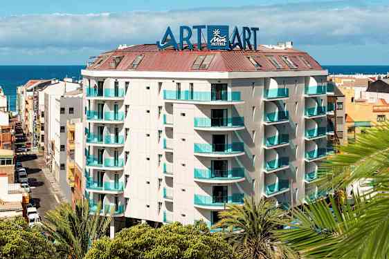 Usean kerroksen hotellirakennus merinäköalalla. (Tekoälyn luoma teksti)