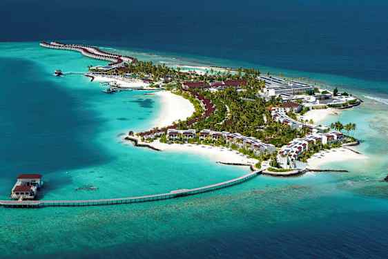 Saari lomakeskuksen rakennuksineen turkoosin veden ympäröimänä. (Tekoälyn luoma teksti)