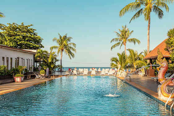 Uima-allas ulkona, taustalla palmuja ja aurinkotuoleja sekä altaan vieressä lohikäärmettä esittävä koriste. (Tekoälyn luoma teksti)