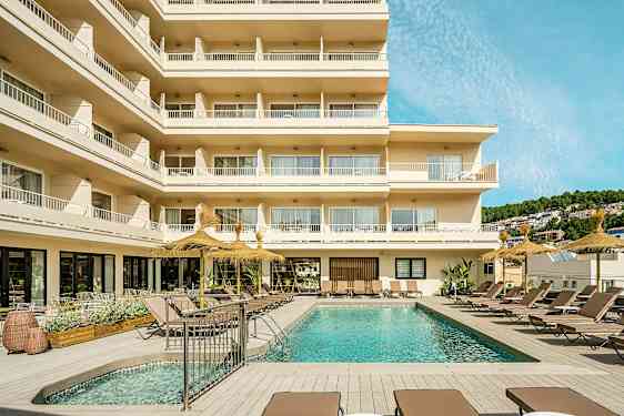 Kuva hotellista, jossa parvekkeet ja ulkouima-allas ympäröitynä aurinkotuoleilla. (Tekoälyn luoma teksti)